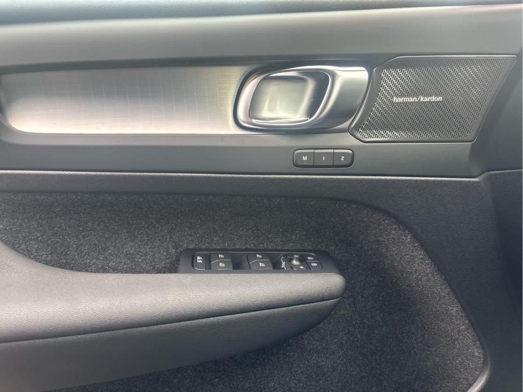 صورة مصغرة 17 لـ 2026 Volvo XC40 B5 ULTRA BLACK EDITION