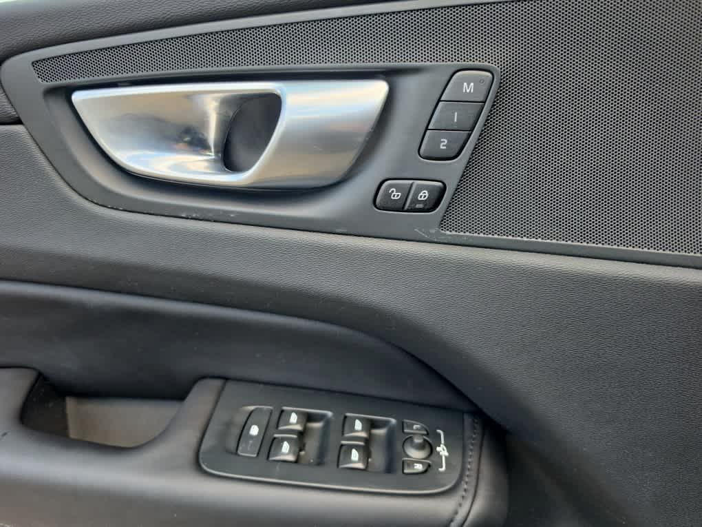 2024 Volvo XC60 B5 CORE DARK THEME — миниатюра 21
