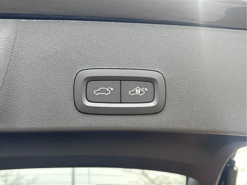 صورة 9 لـ 2026 Volvo XC40 B5 ULTRA BLACK EDITION