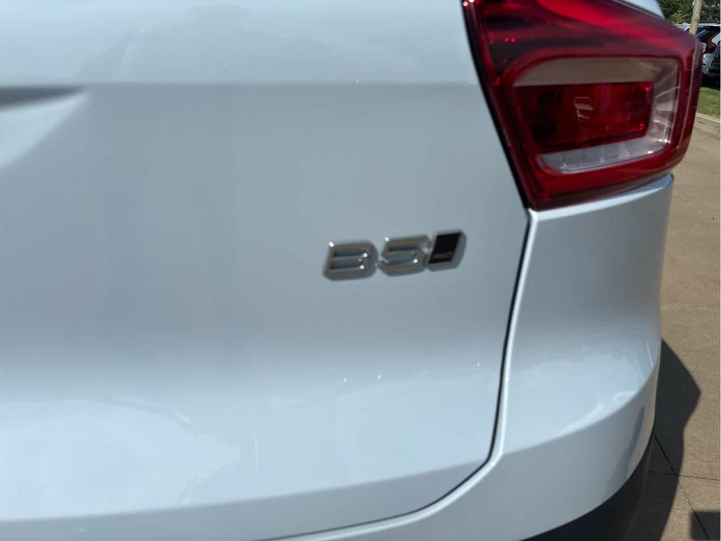 2026 Volvo XC40 B5 PLUS — фото 9