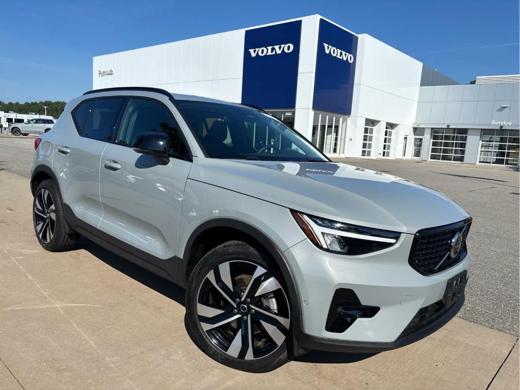 2024 Volvo XC40 B5 PLUS DARK THEME — фото 2