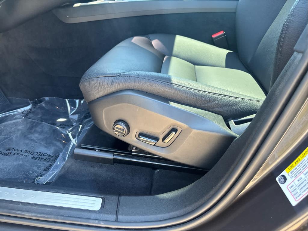 صورة مصغرة 24 لـ 2023 Volvo XC60 B5 PLUS DARK THEME