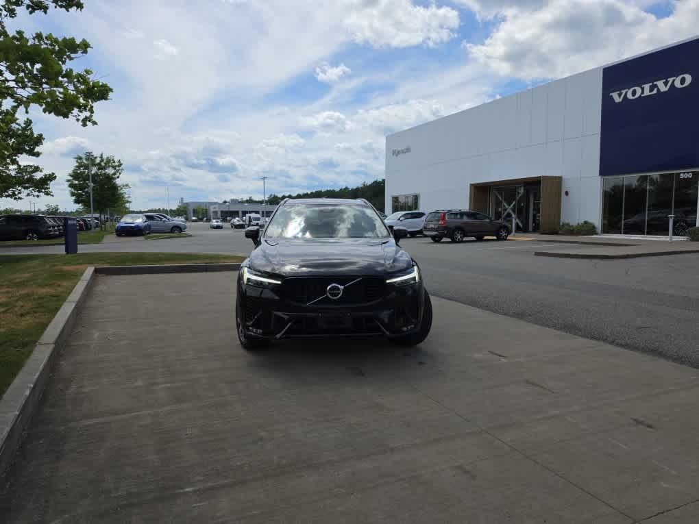 2024 Volvo XC60 B5 CORE DARK THEME — фото 3
