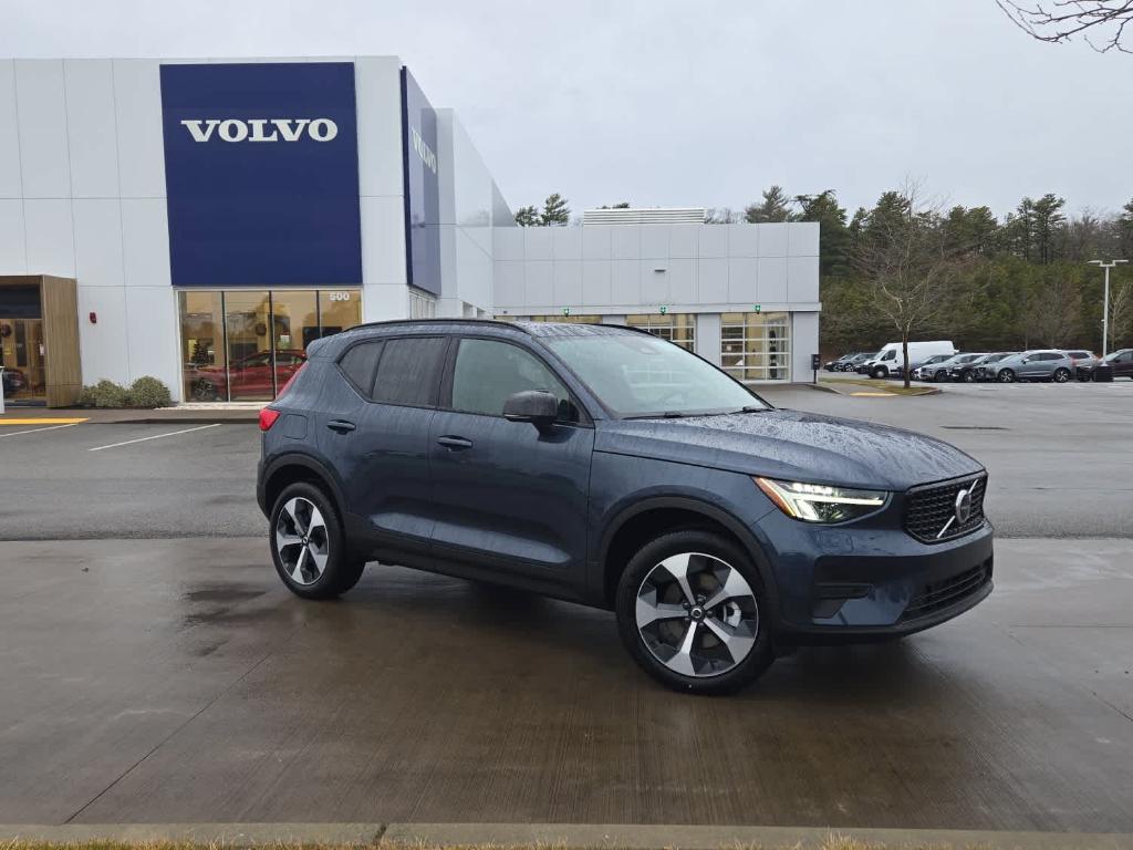 2026 Volvo XC40 B5 CORE — фото 2