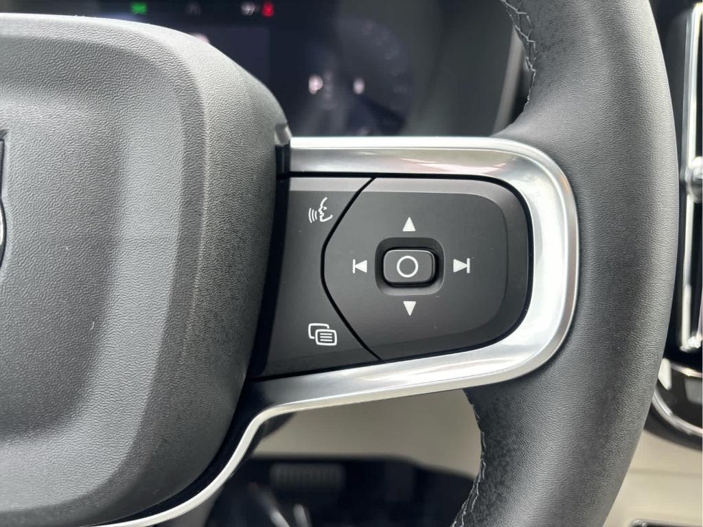 صورة مصغرة 30 لـ 2025 Volvo XC40 B5 PLUS DARK THEME