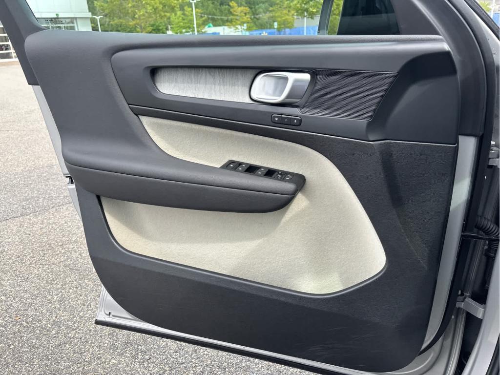 صورة مصغرة 36 لـ 2025 Volvo XC40 B5 PLUS DARK THEME