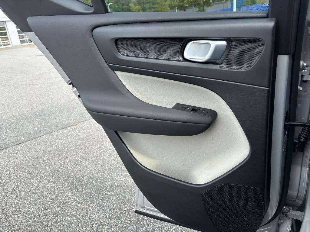 صورة مصغرة 33 لـ 2025 Volvo XC40 B5 PLUS DARK THEME