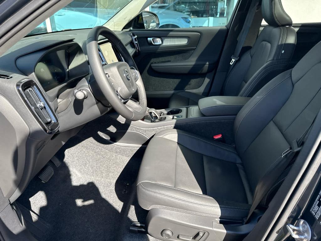 2026 Volvo XC40 B5 CORE — фото 7