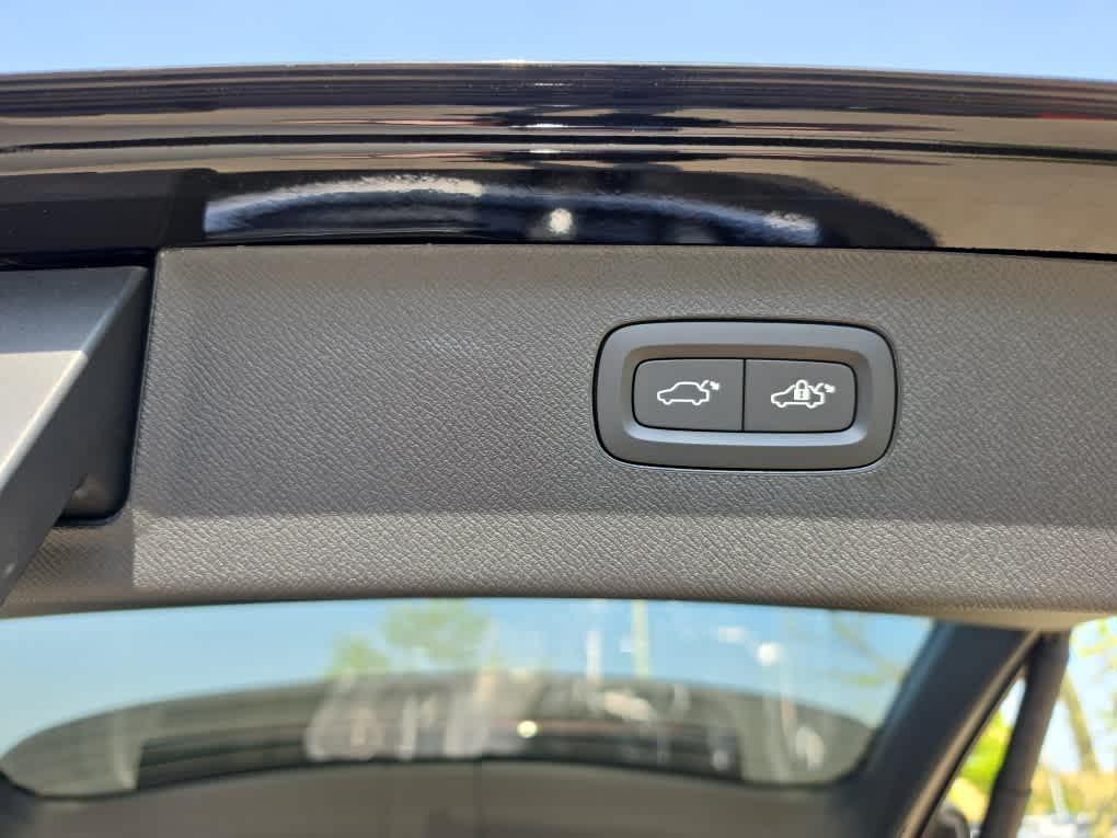 صورة 8 لـ 2026 VOLVO XC90 B6 ULTRA DARK THEME 6-SEATER