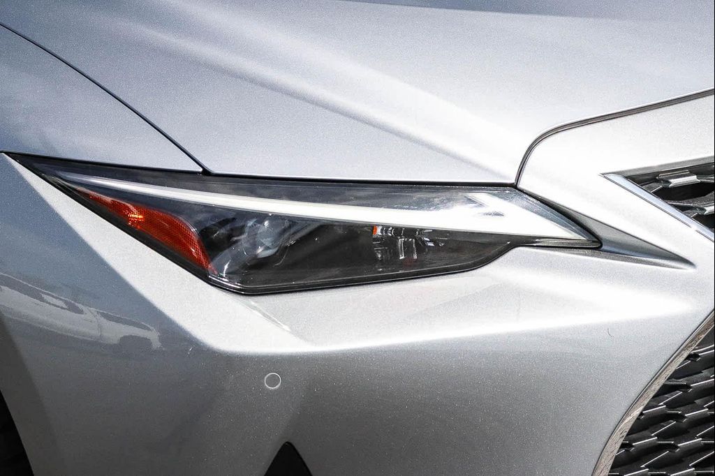 2021 Lexus IS 300 BASE — фото 4