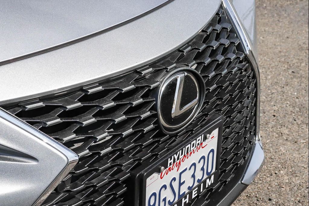 2021 Lexus IS 300 BASE — фото 6