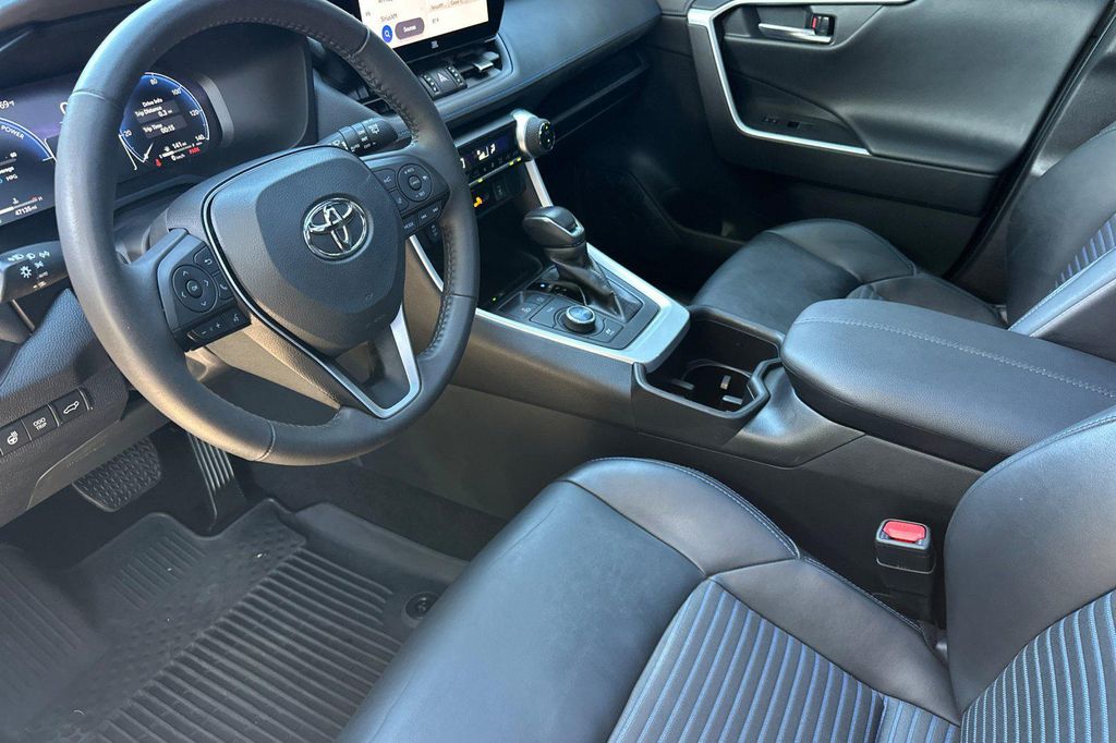 2024 Toyota RAV4 HYBRID SE thumbnail 18