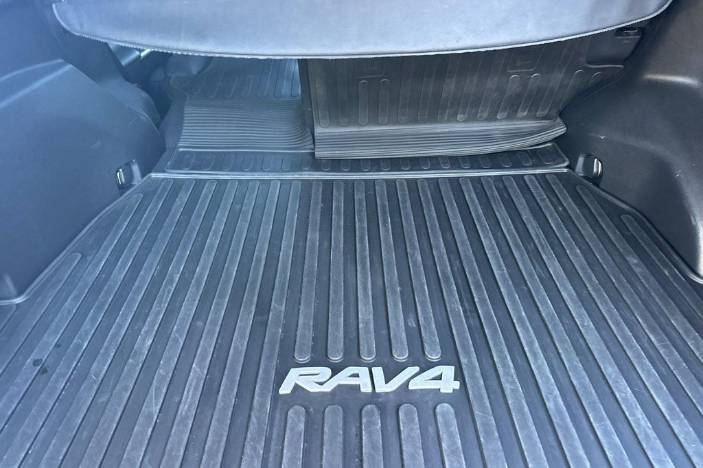 2024 Toyota RAV4 HYBRID SE thumbnail 21