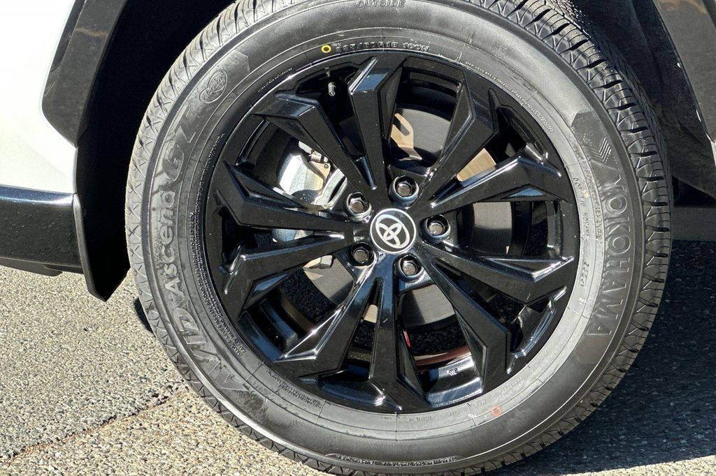 2024 Toyota RAV4 HYBRID SE thumbnail 16