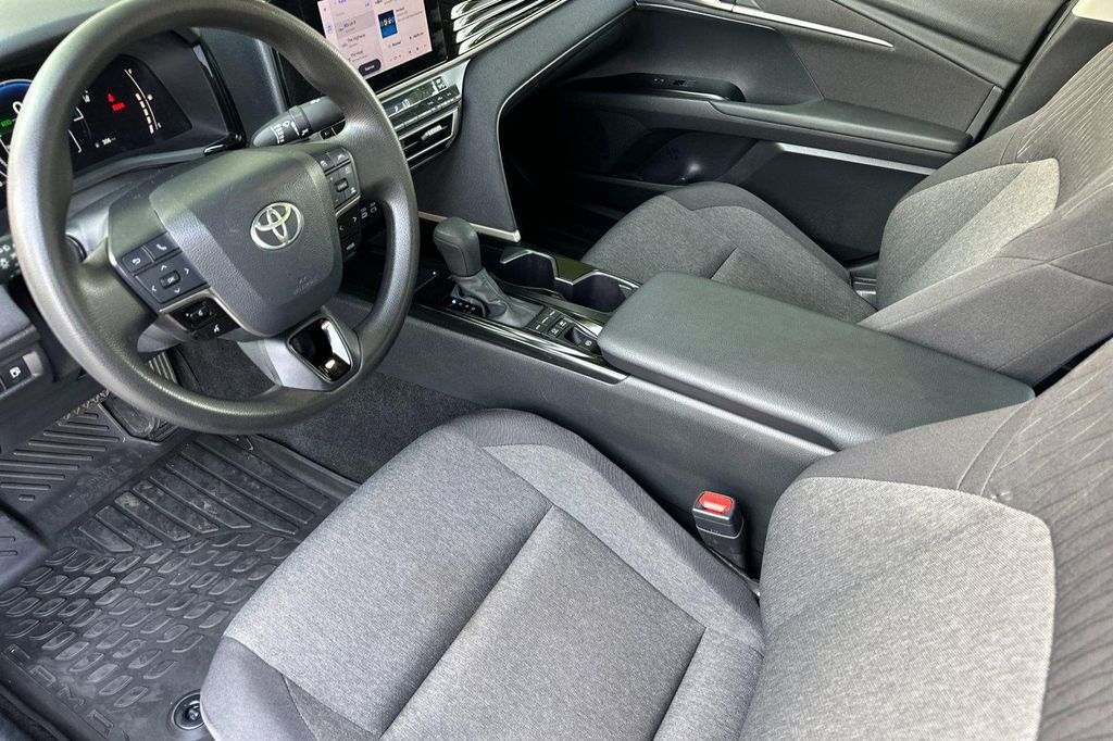 2025 Toyota CAMRY LE photo 10