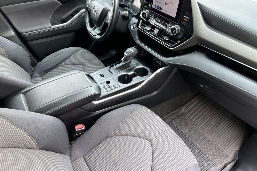 صورة مصغرة 17 لـ 2023 Toyota HIGHLANDER LE