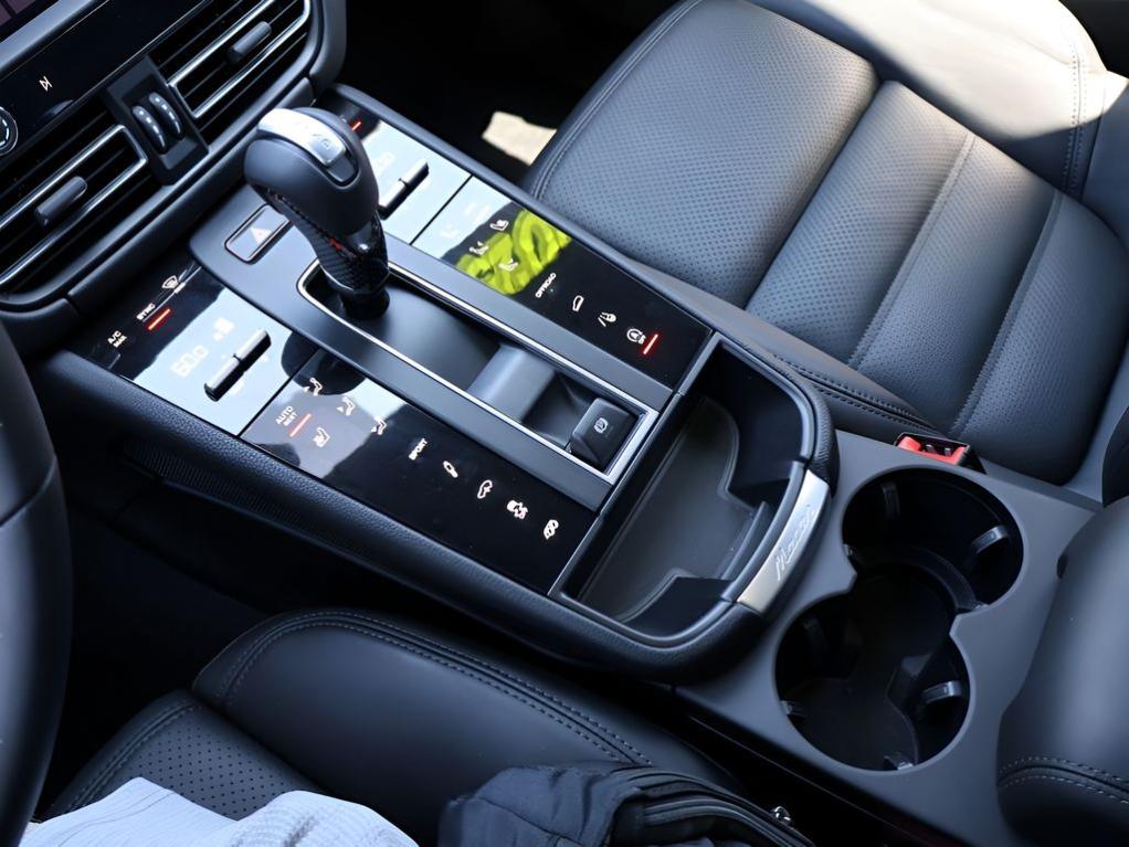 2025 Porsche MACAN GTS — миниатюра 25