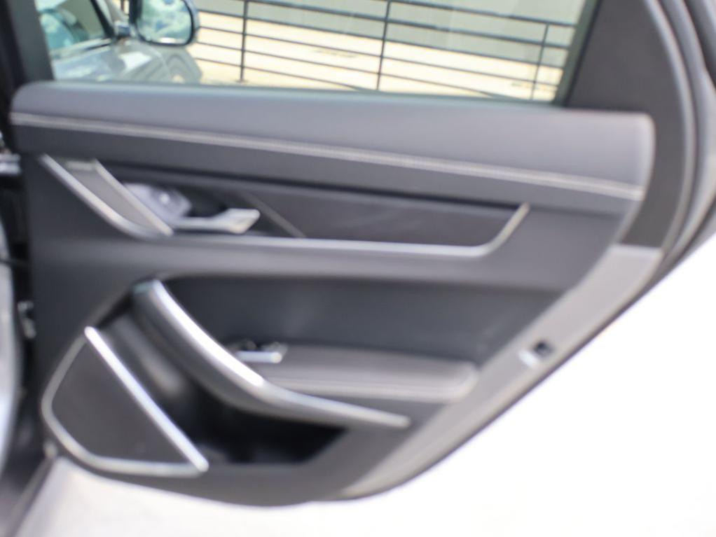 2024 Jaguar XF R-DYNAMIC SE thumbnail 14