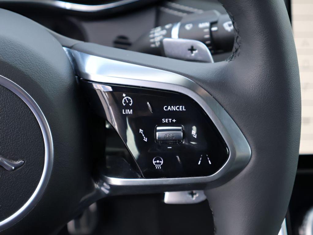2024 Jaguar XF R-DYNAMIC SE thumbnail 30
