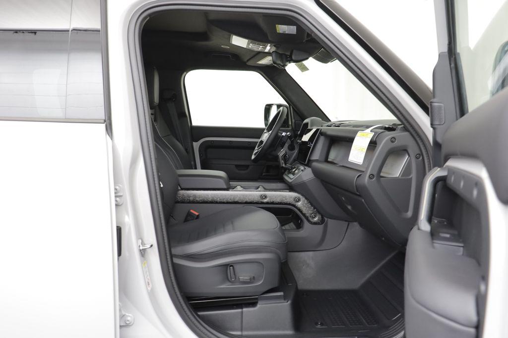 2026 LAND Rover DEFENDER OCTA — миниатюра 21