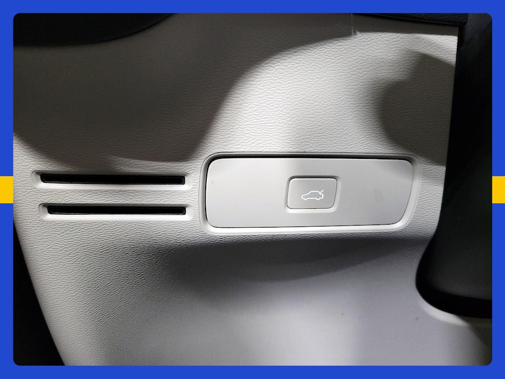 صورة 16 لـ 2023 Volvo XC40 B5 ULTIMATE BRIGHT THEME