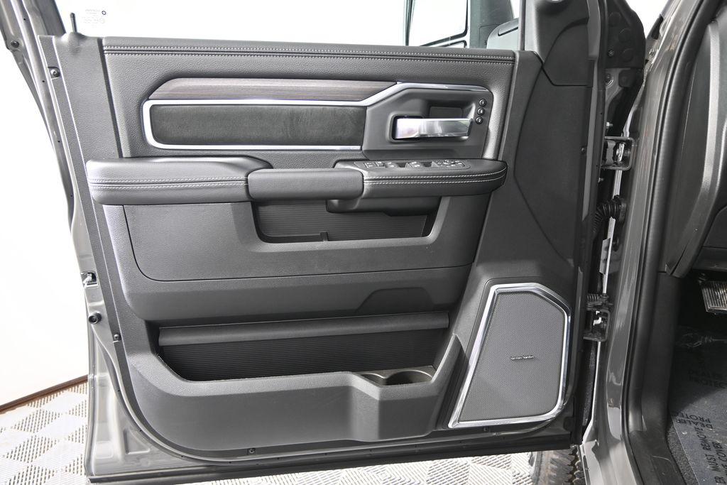 2026 RAM 3500 LARAMIE CREW CAB 4X4 6'4' BOX — миниатюра 18