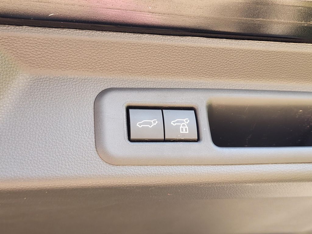 صورة مصغرة 30 لـ 2024 Toyota SEQUOIA SR5