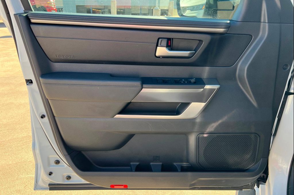 2025 Toyota SEQUOIA SR5 — миниатюра 15