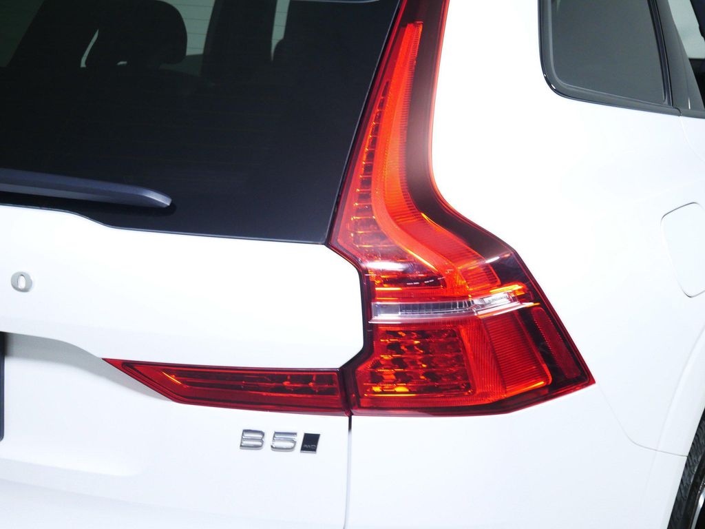 صورة 17 لـ 2023 Volvo XC60 B5 PLUS DARK THEME