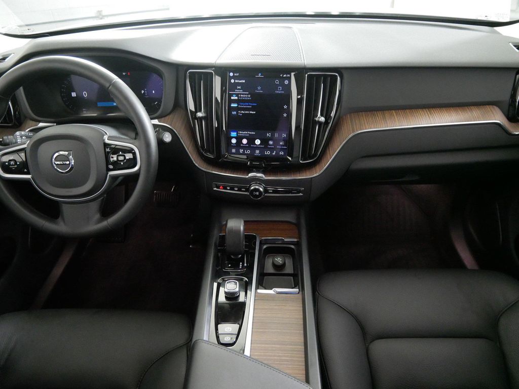 صورة 10 لـ 2023 Volvo XC60 B5 PLUS DARK THEME
