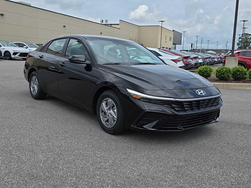 New 2026 Hyundai ELANTRA SE