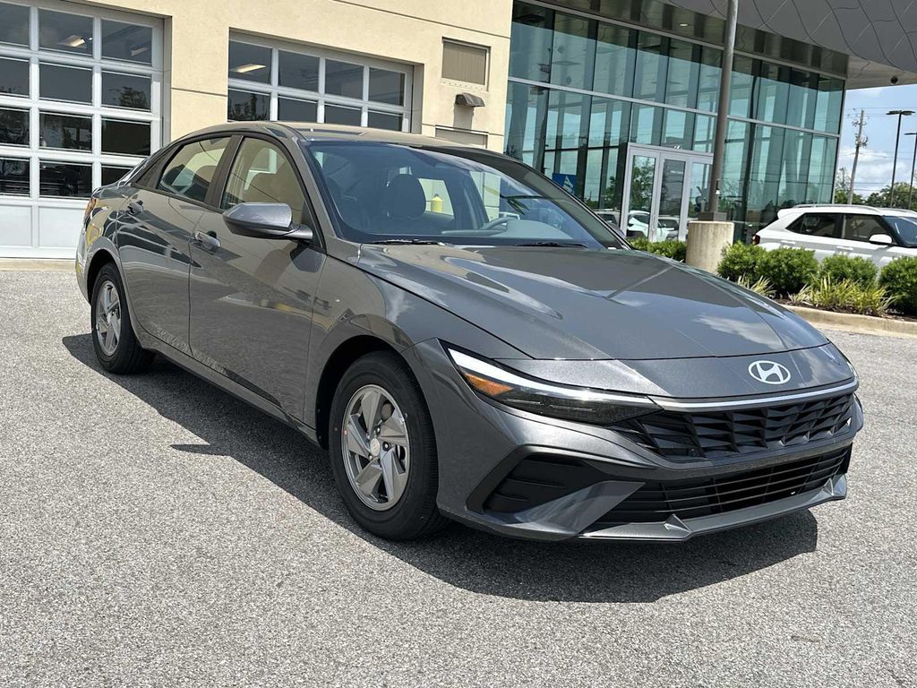 New 2026 Hyundai ELANTRA SE