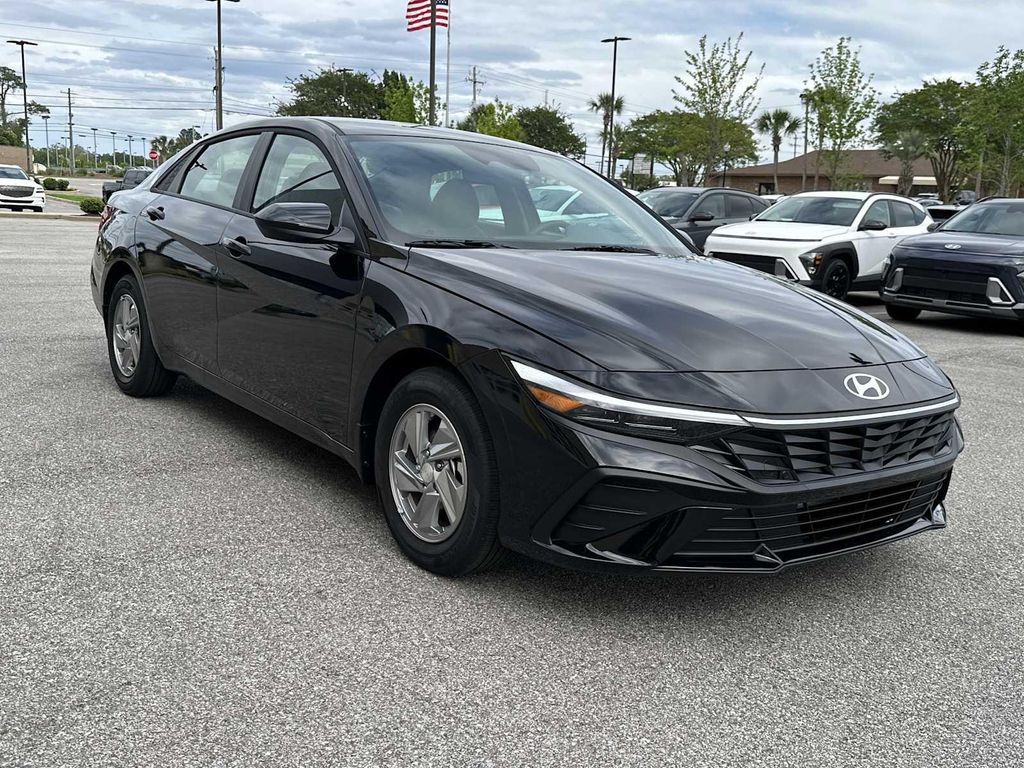 New 2026 Hyundai ELANTRA SE