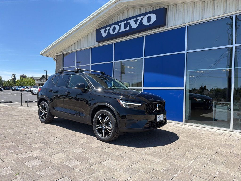 New 2026 Volvo XC40 Core, B5 AWD Gas (mild hybrid), Dark