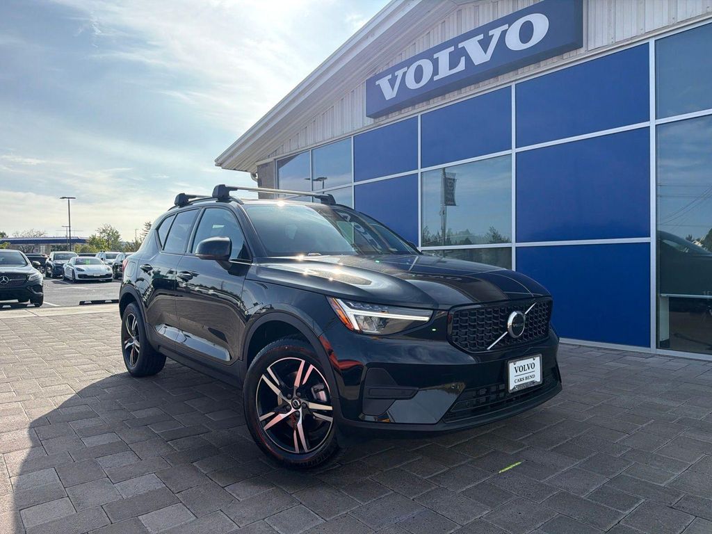 New 2026 Volvo XC40 Core, B5 AWD Gas (mild hybrid), Dark