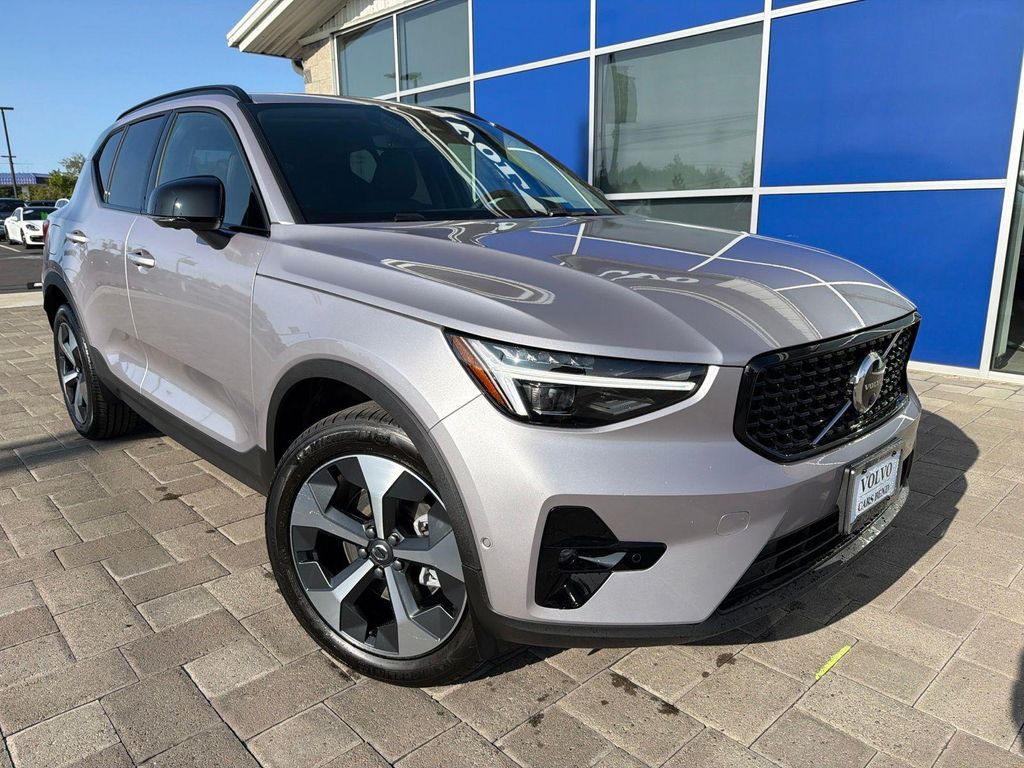 2026 Volvo XC40 PLUS, B5 AWD GAS (MILD HYBRID), DARK 照片 2