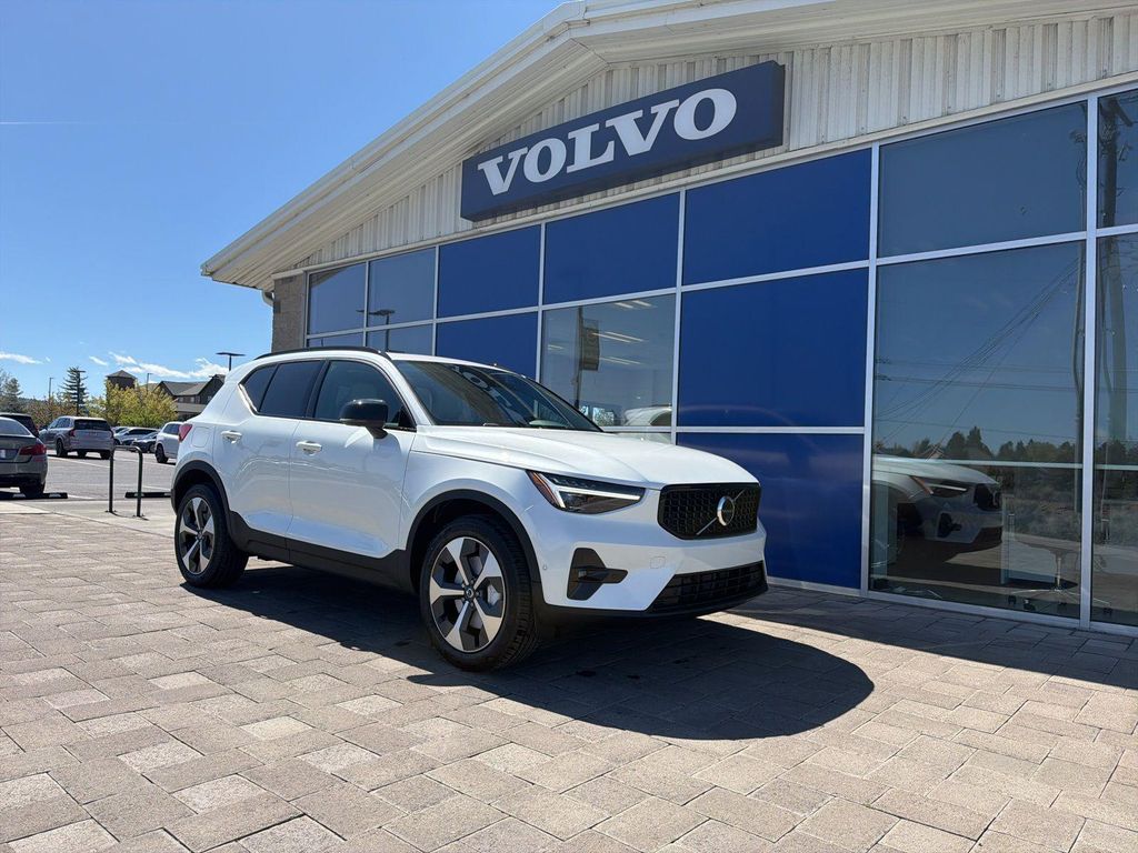 New 2026 Volvo XC40 Plus, B5 AWD Gas (mild hybrid), Dark