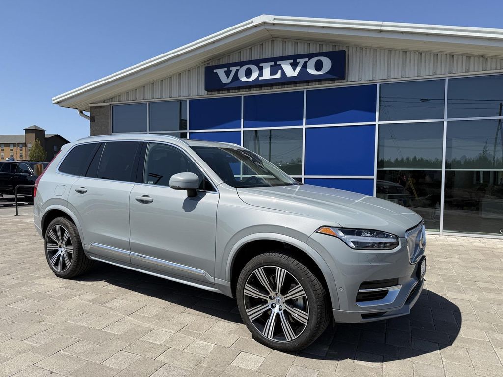 New 2025 Volvo XC90 Plug-In Hybrid Plus