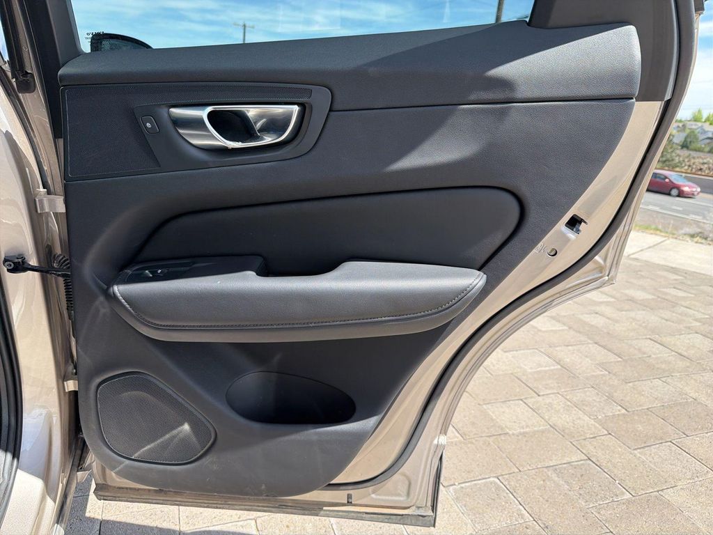 صورة مصغرة 23 لـ 2025 Volvo XC60 B5 CORE