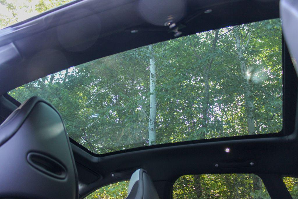 2026 Aston Martin DBX S — миниатюра 17