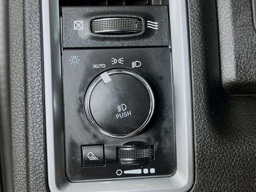 2021 RAM 1500 CLASSIC SLT — миниатюра 13