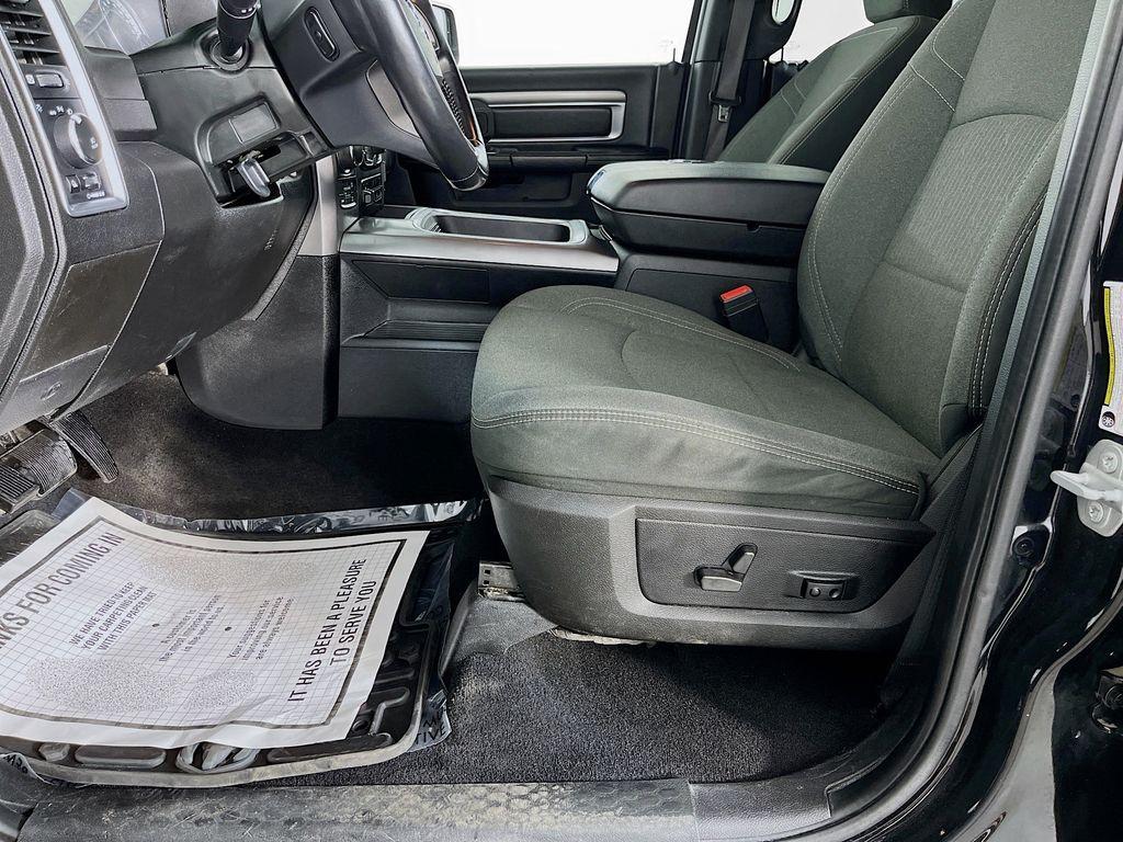 2021 RAM 1500 CLASSIC SLT — миниатюра 26