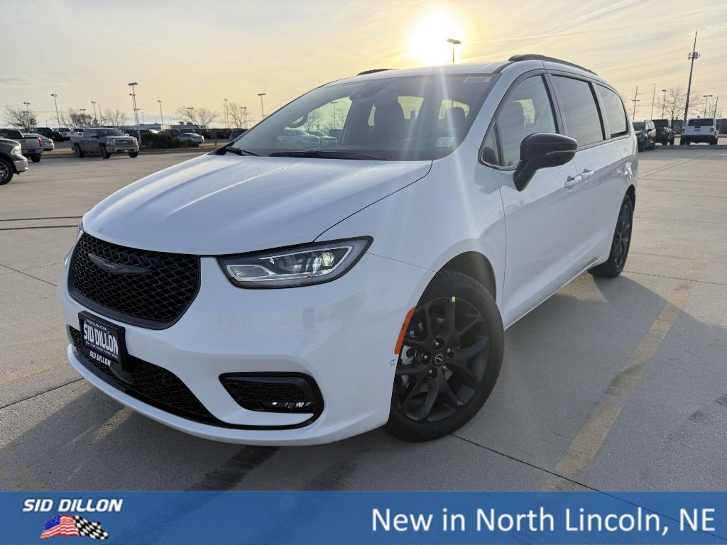 New 2026 Chrysler Pacifica Select