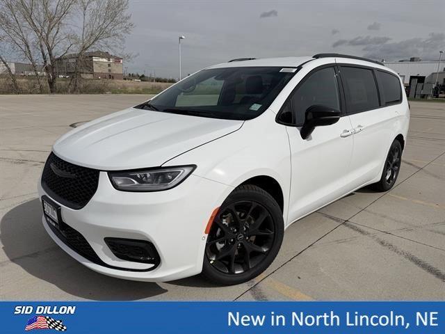 New 2026 Chrysler Pacifica Select