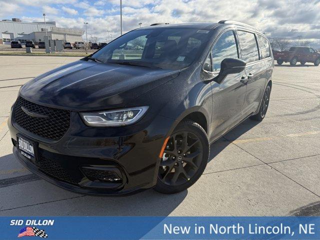 New 2026 Chrysler Pacifica Select