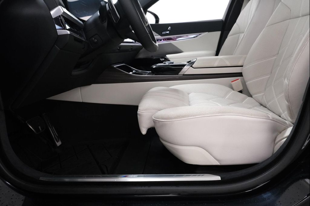 صورة مصغرة 31 لـ 2024 BMW 750E I XDRIVE