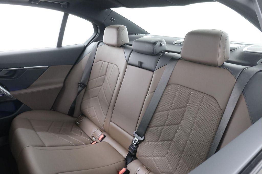 2025 BMW I5 M60 缩略图 32
