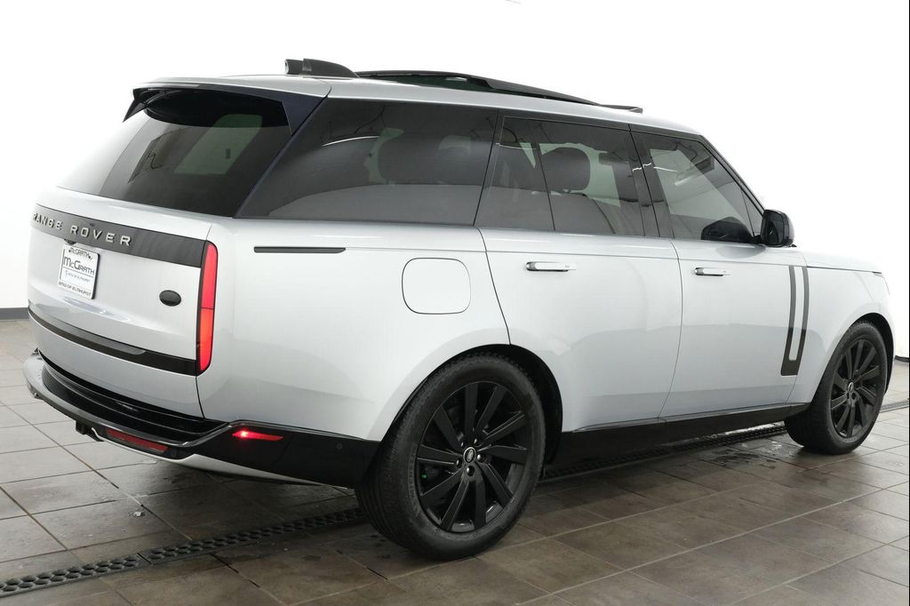 2023 LAND Rover RANGE ROVER P400 SE — фото 5