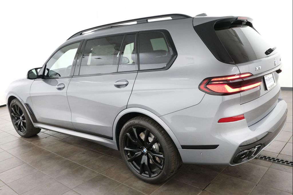 صورة 3 لـ 2026 BMW X7 M60I