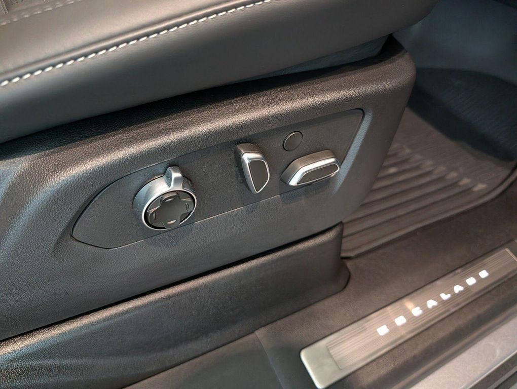 صورة مصغرة 41 لـ 2025 Cadillac ESCALADE V-SERIES